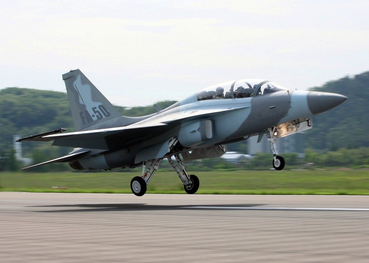 FA-50 z rakietami antydronowymi