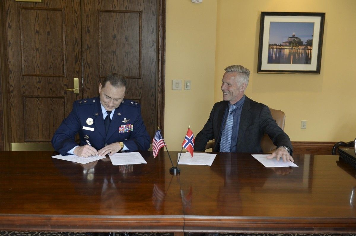 USA i Norwegia podpisują porozumienie o wymianie danych rozpoznania kosmicznego i satelitarnego. Fot. Dowództwo Sił Strategicznych USA / stratcom.mil