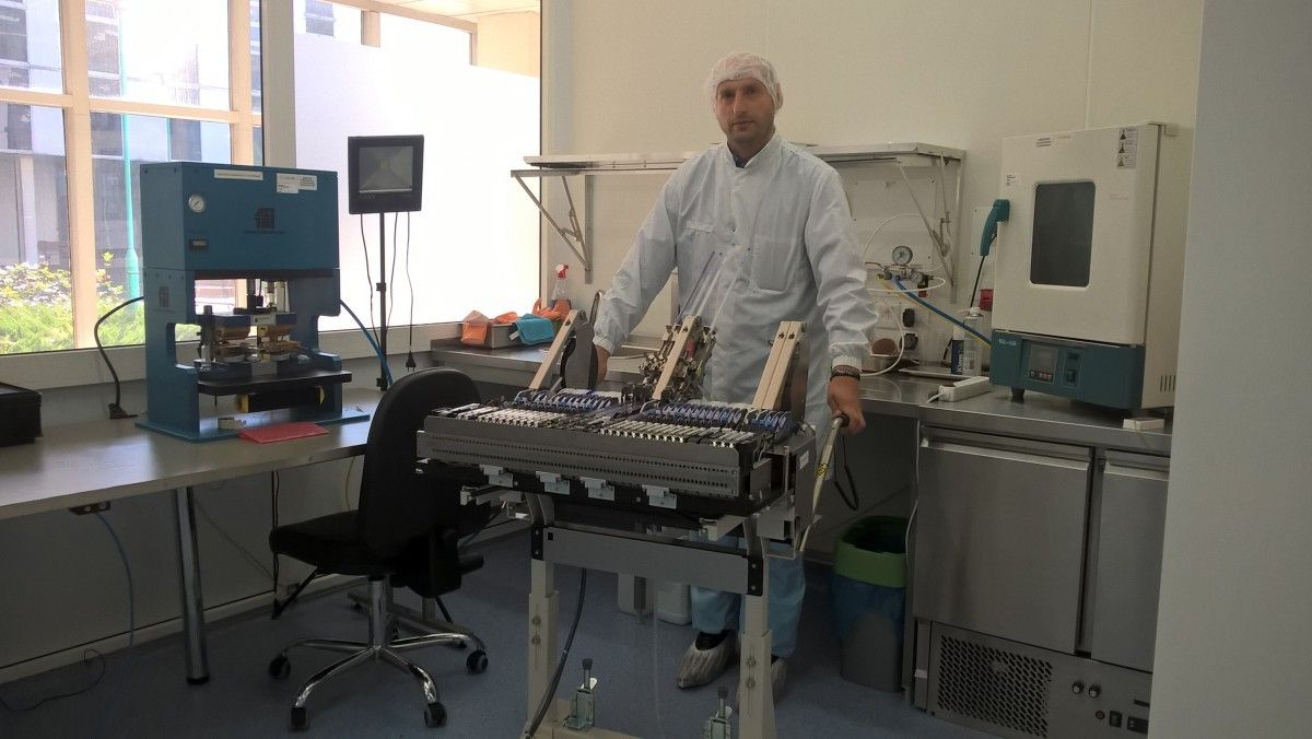 Dyrektor produkcji Tomasz Krzaczek w clean roomie Creotech Instruments, Piaseczno. Fot. Paweł Ziemnicki/Space24.pl