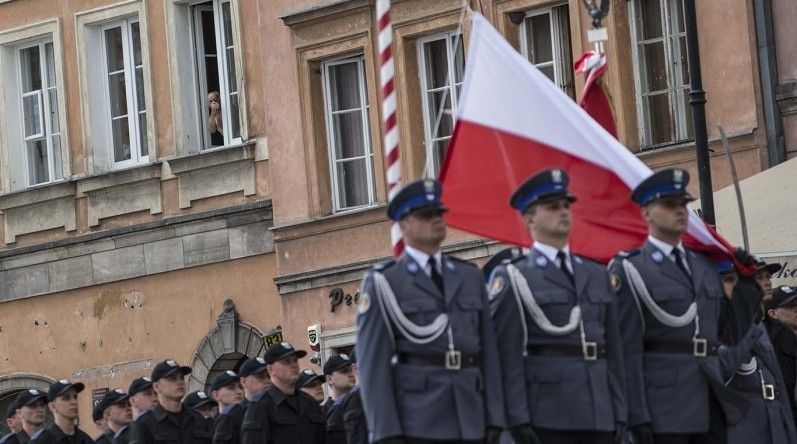Święto Policji: odznaczono funkcjonariuszy, którzy zatrzymali osoby podejrzanej o wysłanie fałszywych alarmów bombowych fot. premier.gov.pl