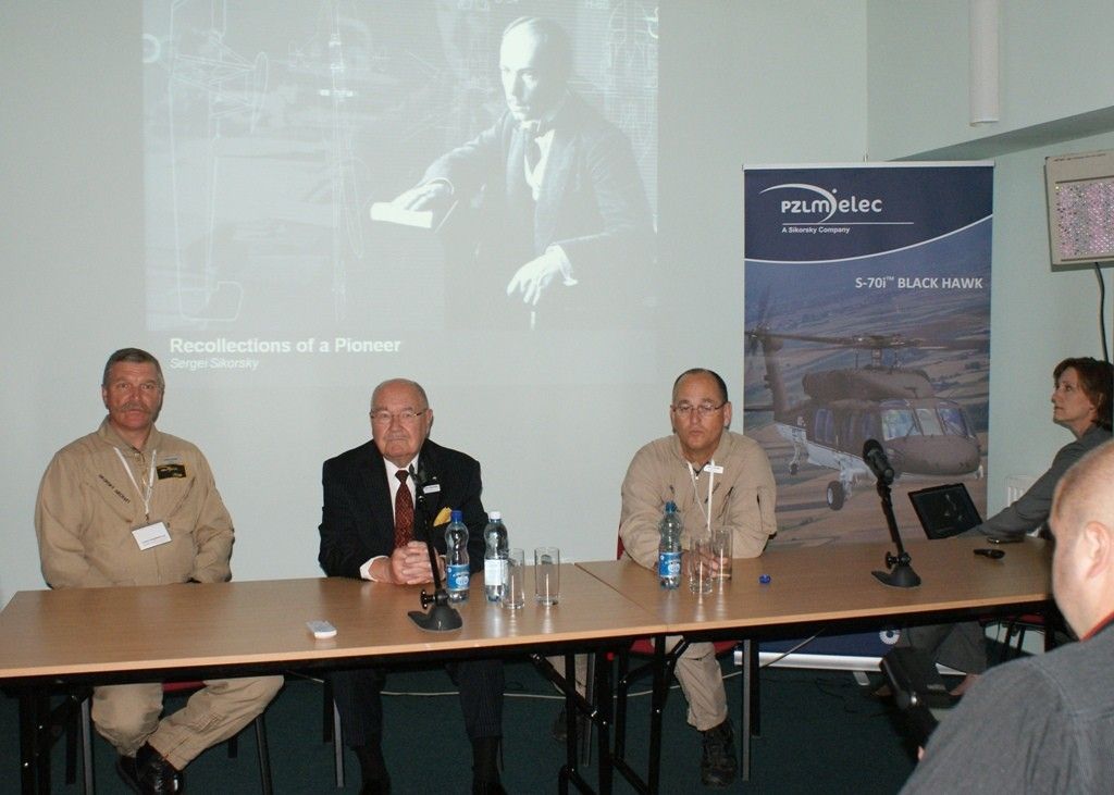 Sergei Sikorsky w towarzystwie pilotów testowych PZL Mielec w czasie konferencji - fot. Łukasz Pacholski