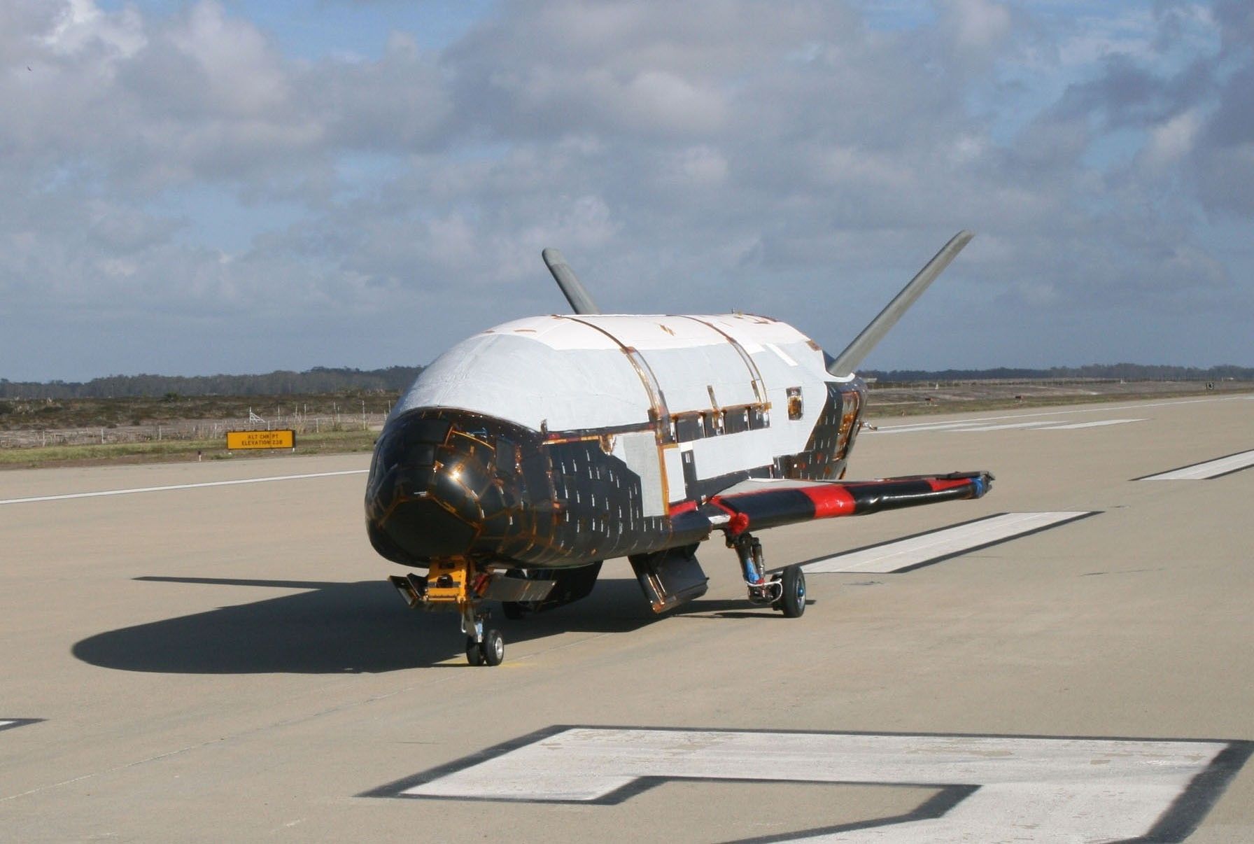 X-37B po powrocie z pierwszego lotu w kosmosie - fot. USAF