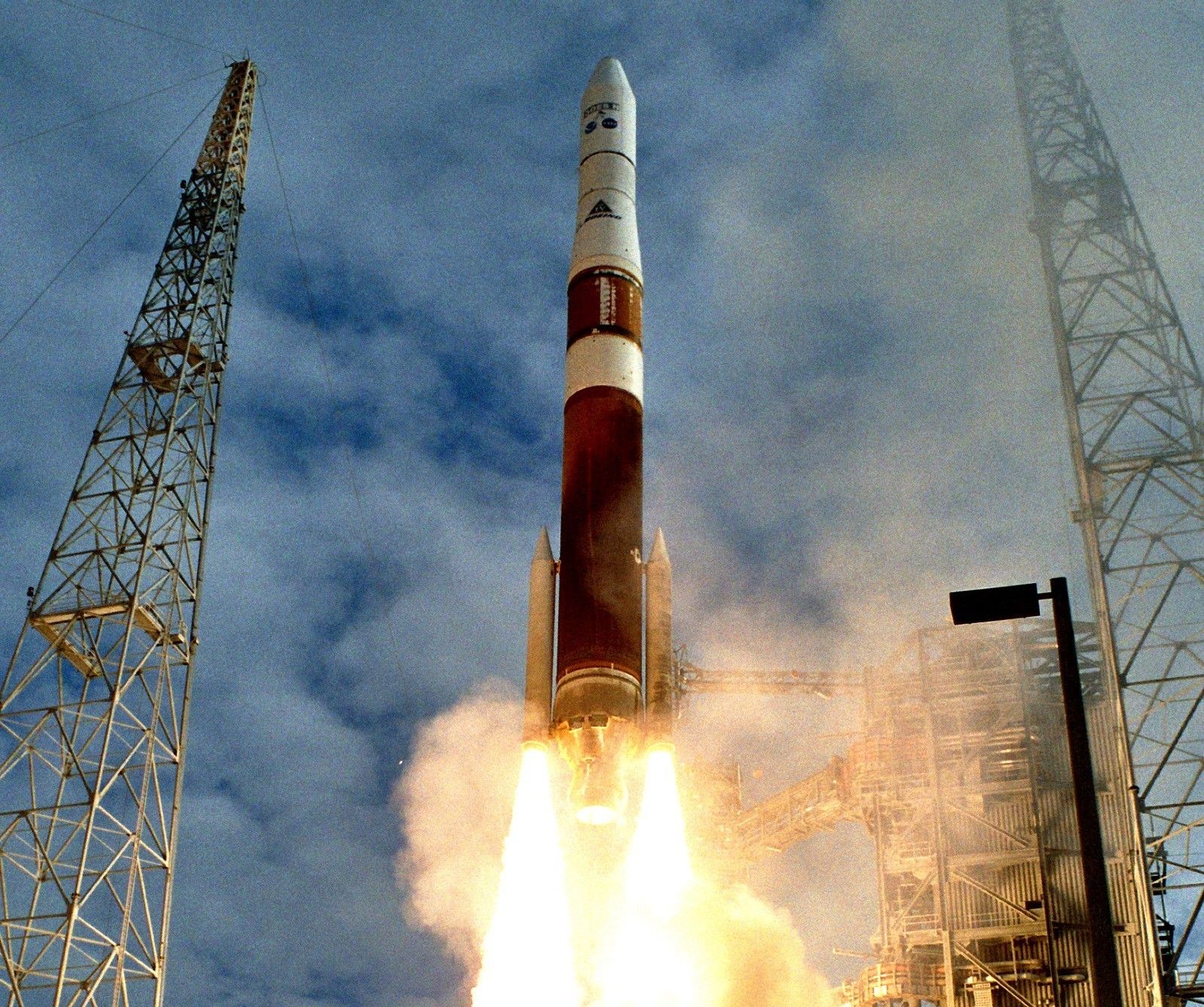 Start rakiety Delta IV, jednego z nośników użytkowanych w ramach programu Evolved Expendable Launch Vehicle - 24 maja 2006, Przylądek Canaveral (Floryda). Fot. US Air Force / media.defense.gov