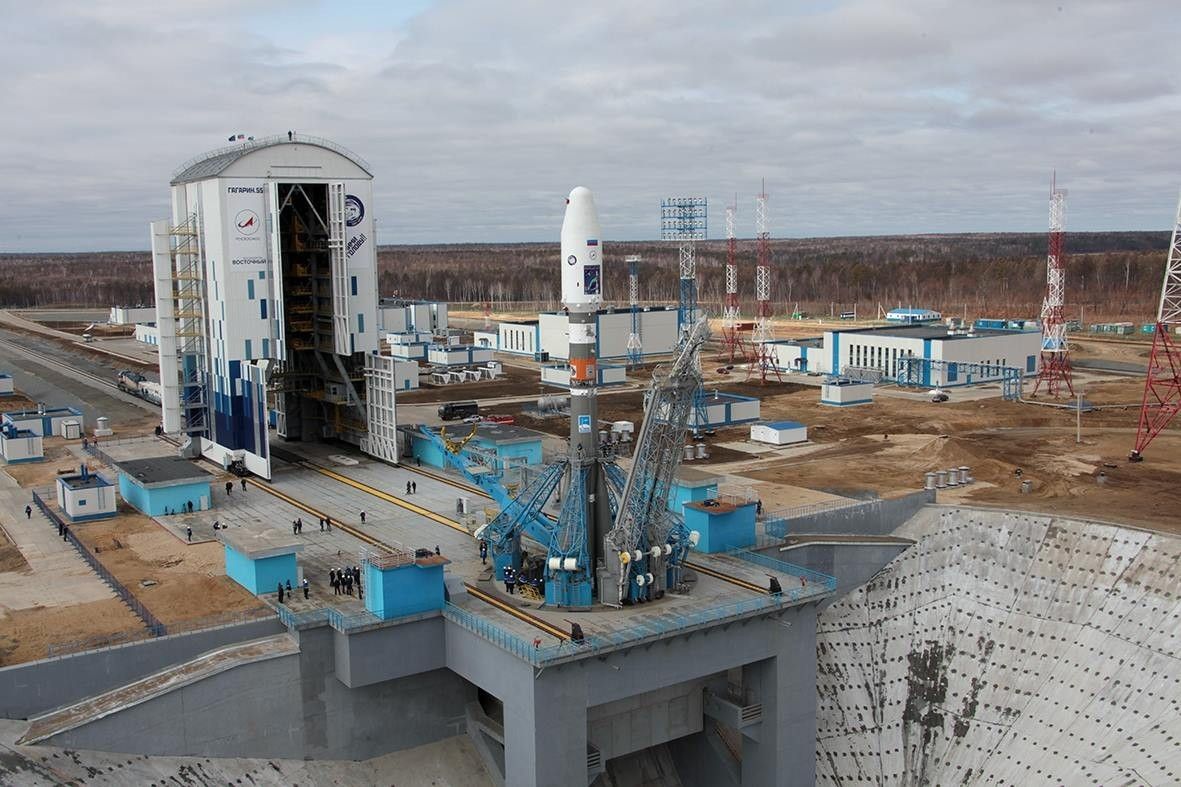 Rakieta nośna Sojuz-2.1a w trakcie przygotowań do startu z kosmodromu "Wostocznyj". Fot. Roskosmos / federalspace.ru