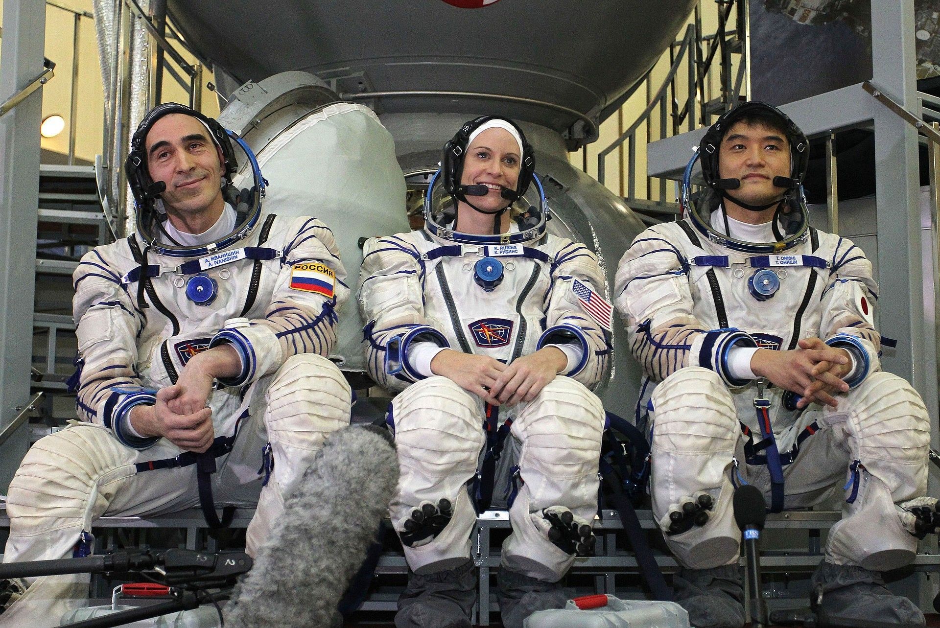 Załoga statku Sojuz MS, od lewej: Anatolij Iwaniszyn z Rosji, Kathleen Rubins z USA i Takuya Onishi z Japonii, fot. NASA/Seth Marcantel via flickr