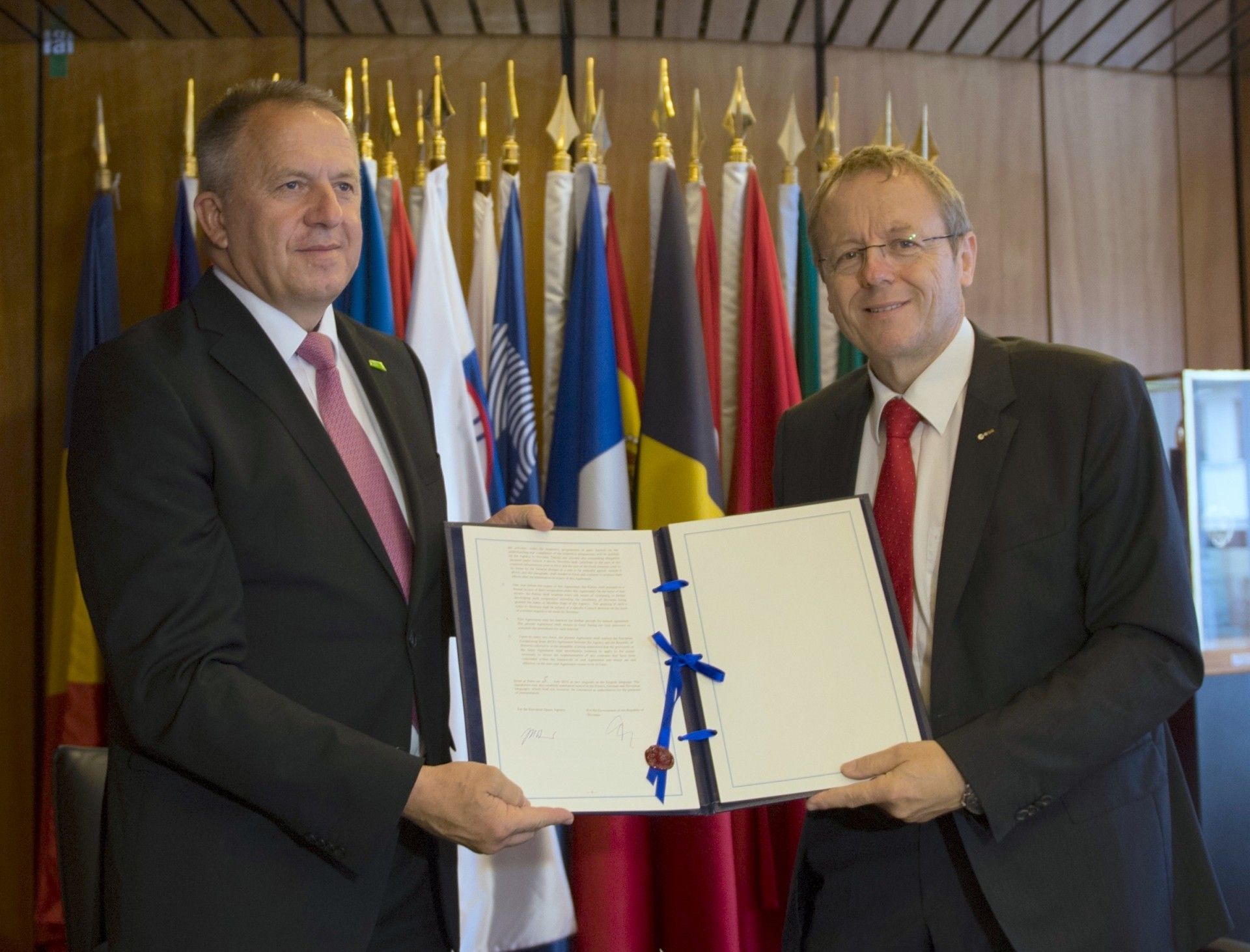 Minister Ekonomii i Technologii Słowenii Zdravko Počivalšek (po lewej) i dyrektor generalny ESA Johann-Dietrich Woerner (po prawej) z umową o stowarzyszeniu w siedzibie ESA w Paryżu, fot: ESA