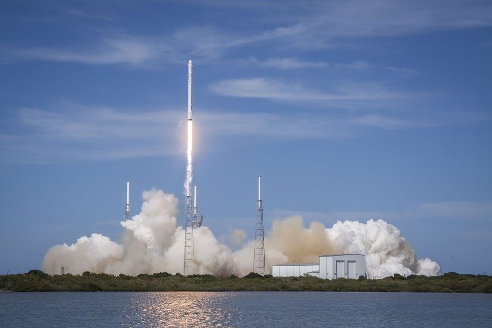 Start rakiety Falcon 9 z kapsułą towarową Dragon - misja CRS6. Fot. SpaceX / spacex.com