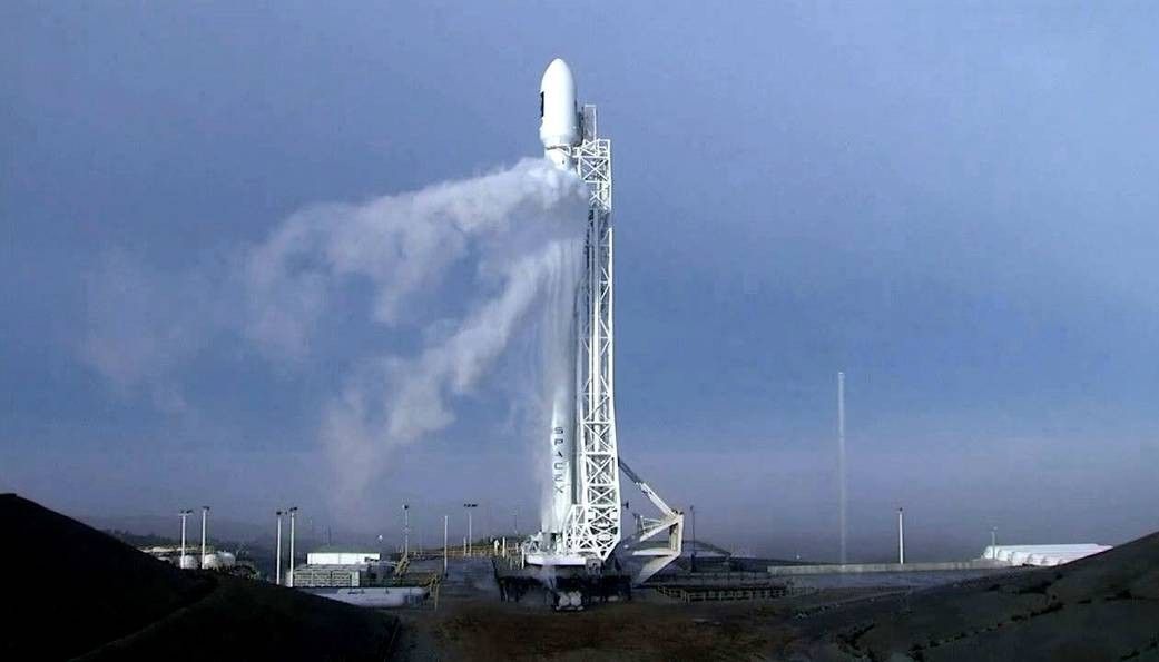 Falcon 9 podczas napełniania zbiorników na stanowisku startowym. Fot. NASA / nasa.gov