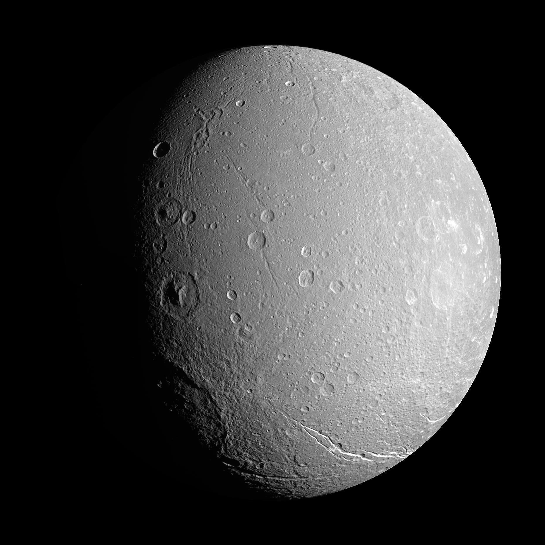 Zdjęcie Dione wykonane przez sondę Cassini, fot. NASA