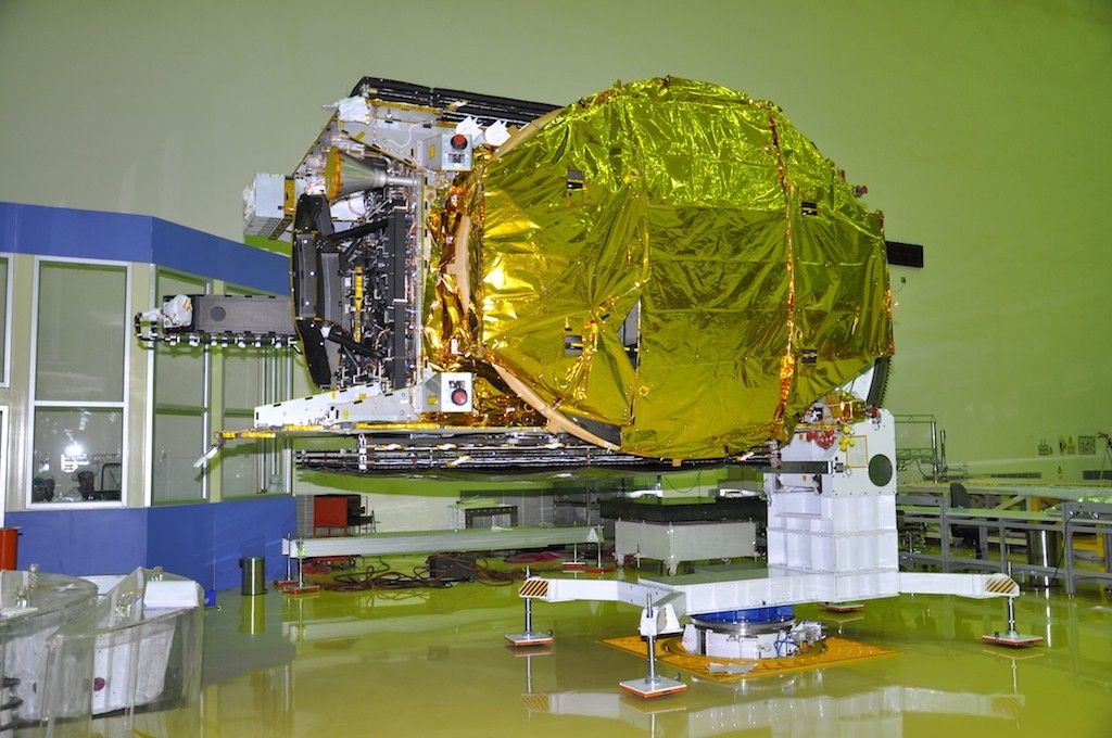 Indyjski satelita telekomunikacyjny GSAT-18 w zakładach ISRO w Bengaluru