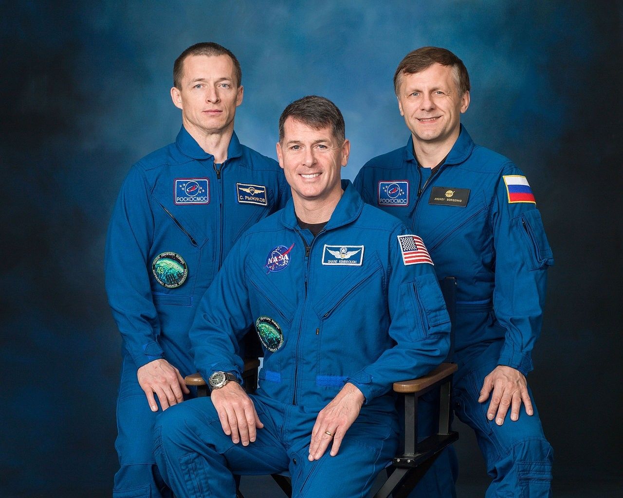 Załoga misji Sojuz MS-02: od lewej: Siergiej Ryżykow, Shane Kimbrough i Andriej Borysenko, fot. NASA/Robert Markowitz