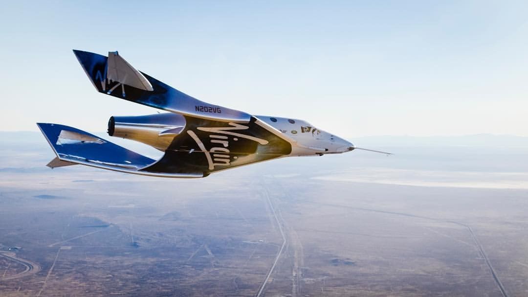 SpaceShipTwo VSS Unity szybuje po odłączeniu się od samolotu WhiteKnightTwo VMS Eve, 3 grudnia 2016 r. Fot. Virgin Galactic via Facebook