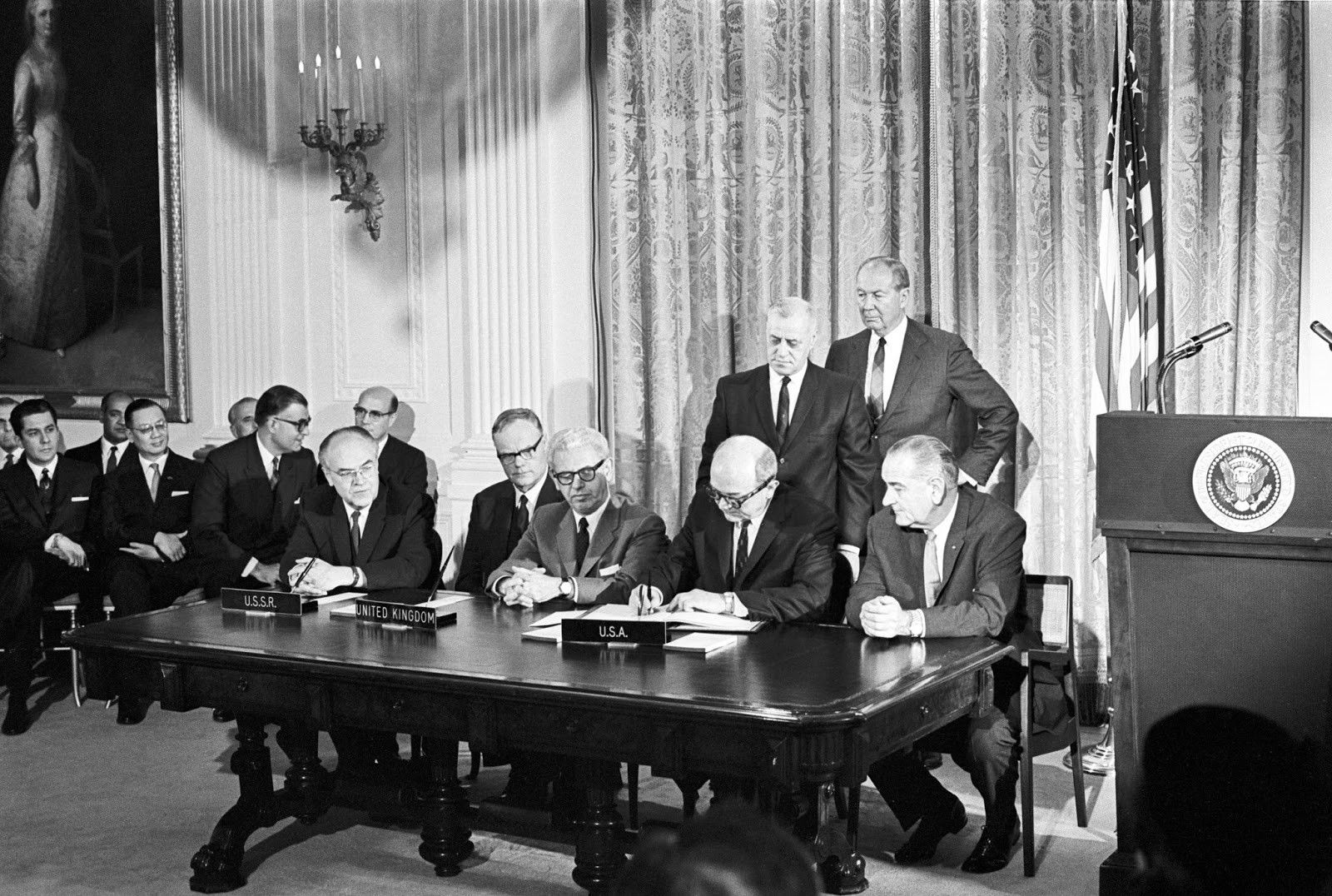 Amerykański Sekretarz Stanu Dean Rusk podpisuje w Białym Domu Traktat o przestrzeni kosmicznej w towarzystwie prezydenta USA Lyndona Johnsona oraz ambasadorów Wielkiej Brytanii i Związku Radzieckiego. Fot: ONZ