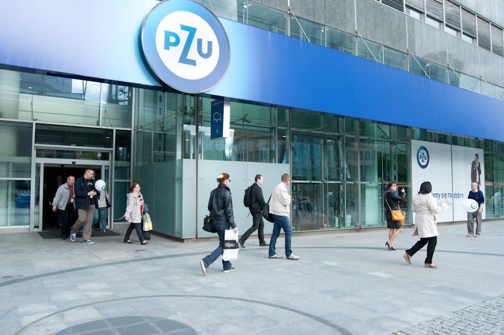 Wejście główne do siedziby PZU w Warszawie / PZU
