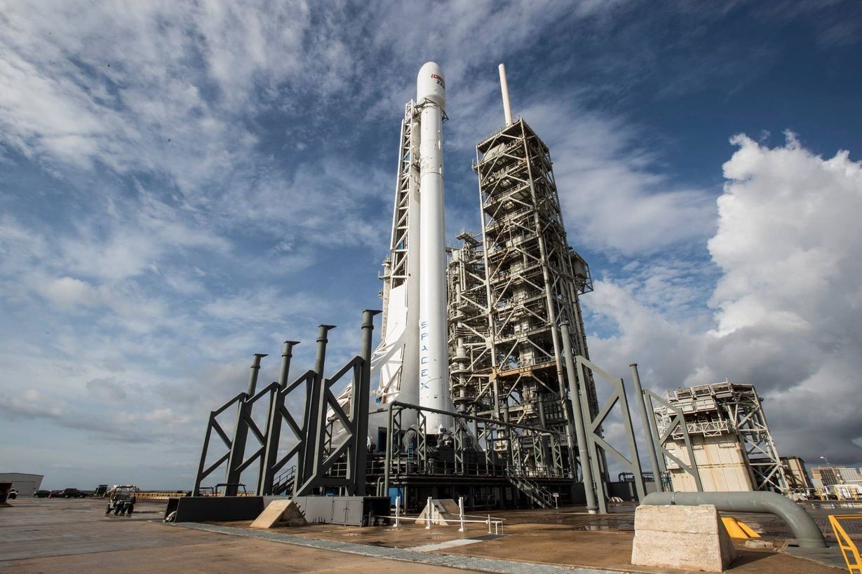 Falcon 9 na LC-39A, gotowy do wyniesienia satelity EchoStar 23. Fot. SpaceX via Facebook