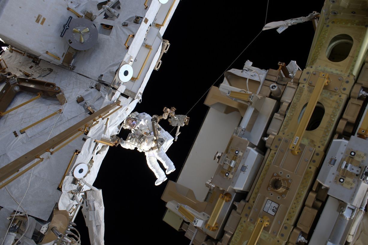 Shane Kimbrough podczas spaceru kosmicznego. Fot. Thomas Pesquet/ESA/NASA
