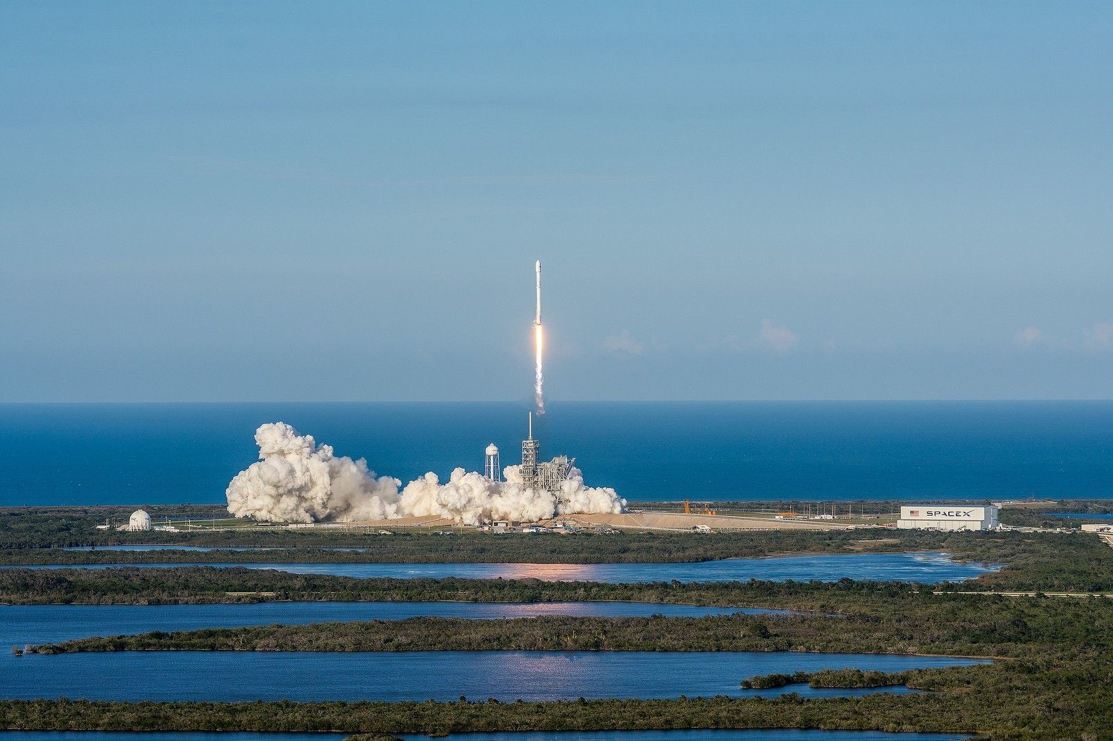 Falcon 9 startuje wynosząc satelitę SES-10. Fot. SpaceX via flickr.com