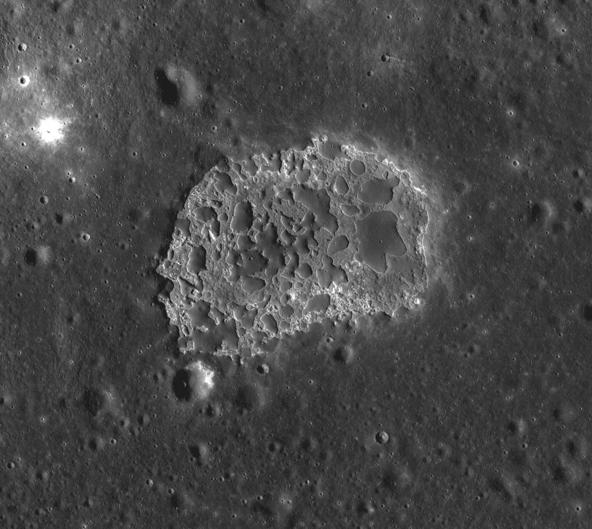 Struktura Ina na powierzchni Księżyca. Fot. NASA LRO