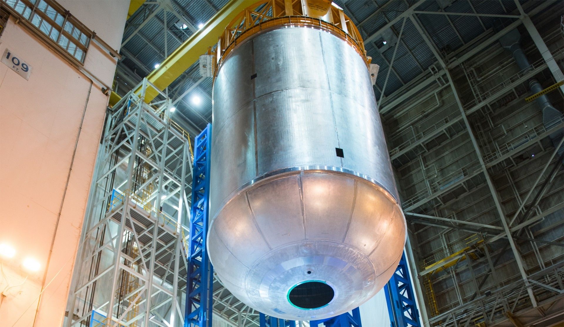 Zbiornik z ciekłym tlenem (LOX) dla głównego stopnia rakiety SLS. Fot. NASA