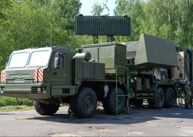 Kabina kierowania i dowodzenia KU RLK z modułem radaru wtórnego KWRL kompleksu radarowego „Niebo-M”. Fot. mil.ru