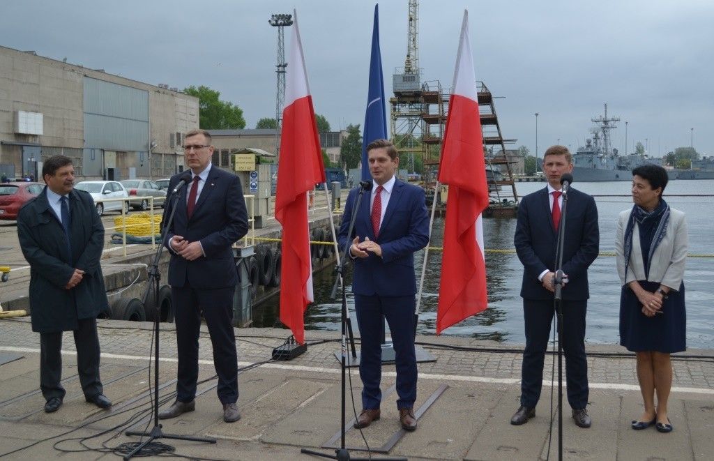 The event of announcing the information about the conclusion of the preliminary SMW acquisition agreement. On the photo, from the left: Janusz Śniadek MP, former Secretary of State at the Ministry of Treasury, Maciej Małecki, Secretary of State at the Polish Ministry of Defence, Bartosz Kownacki, President of the PGZ Stocznia Wojenna company Konrad Konefał, and insolvency administrator, Magdalena Smółka. Image Credit: M. Dura