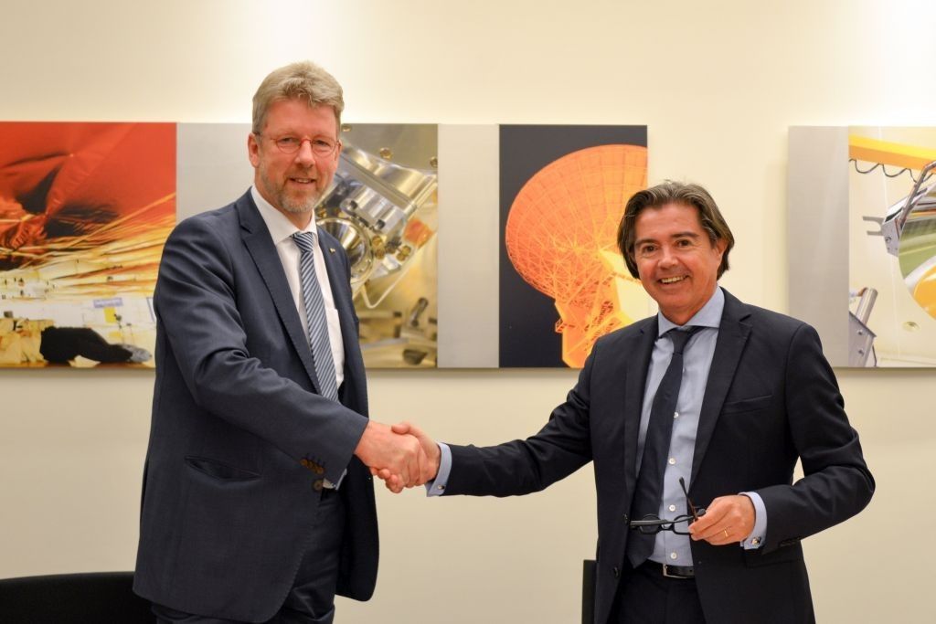 Reprezentujący ESA Paul Verhoef (z lewej) i Philippe Blatt (Thales Alenia Space France) po podpisaniu kontraktu. Fot. ESA–Nadia Imbert-Vier, 2017