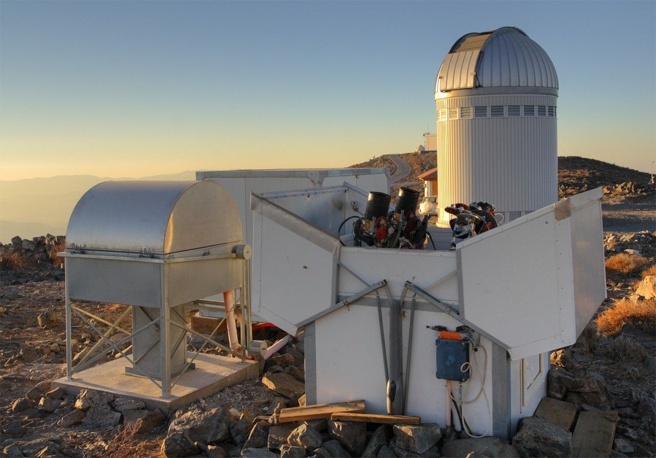 W tle widoczny budynek obserwatorium Las Campanas, w którym znajduje się teleskop projektu OGLE. Fot. Krzysztof Ulaczyk; licencja: CC BY-SA 4.0; źródło: Wikimedia Commons