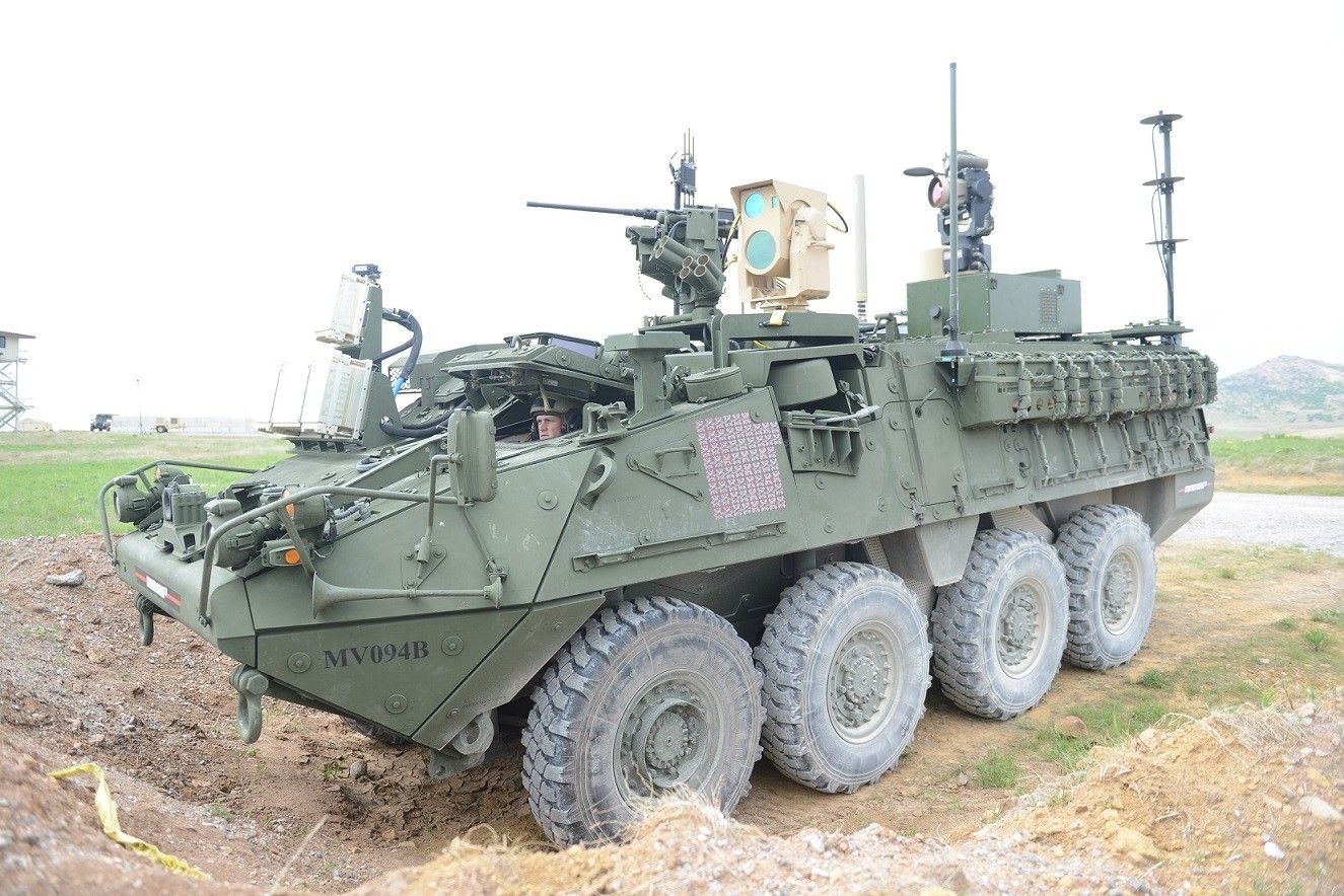 Wóz bojowy Stryker z eksperymentalnym laserem MEHEL (Mobile Expeditionary High Energy Laser). Fot. US Army / army.mil
