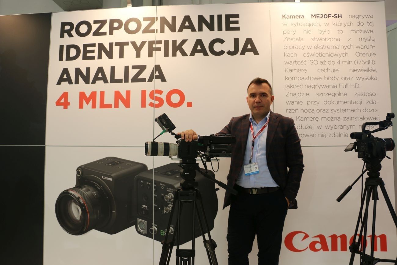 Piotr Wieczorek z Canon Polska z kamerą ME20F-SH. Fot. Paweł Ziemnicki/Defence24.pl