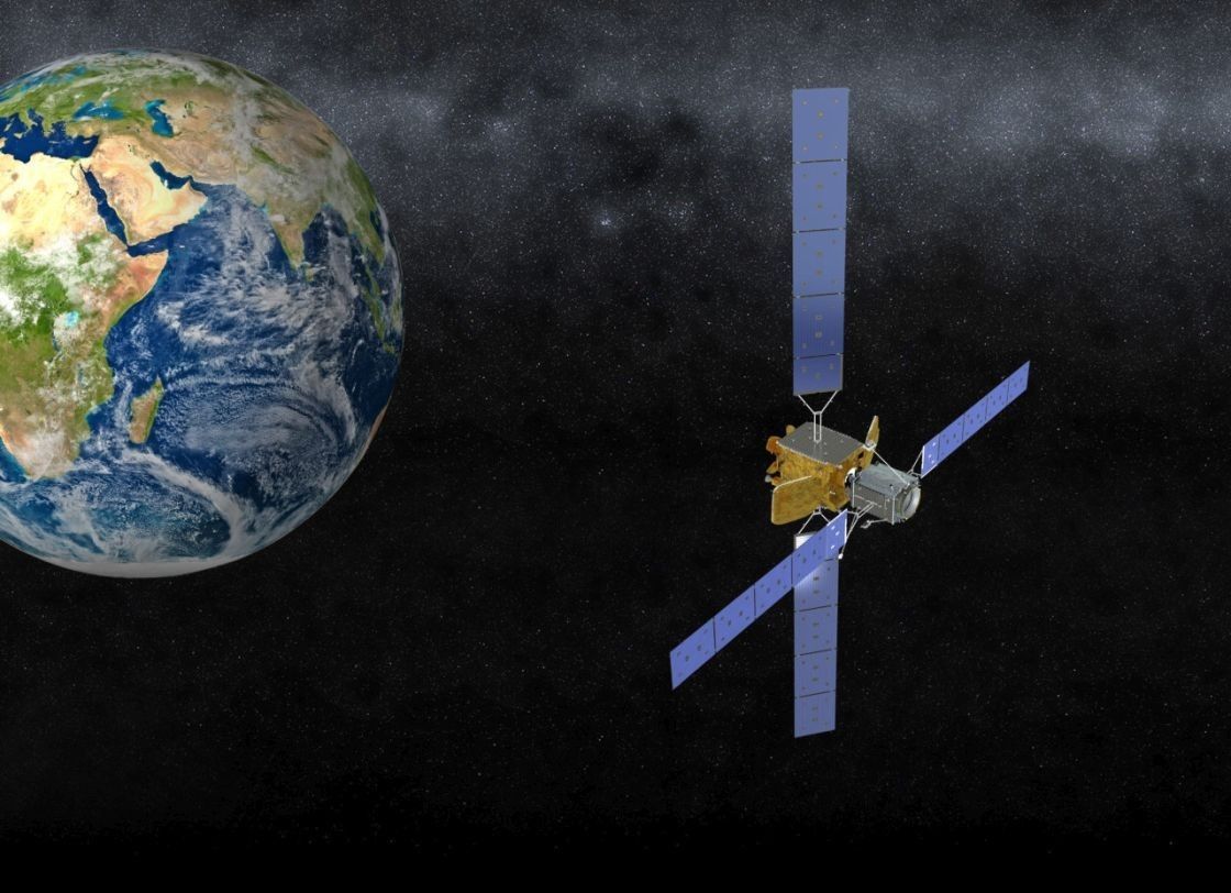 Artystyczna wizja urządzenia MEV z satelitą klienta na orbicie. Ilustracja: Orbital ATK