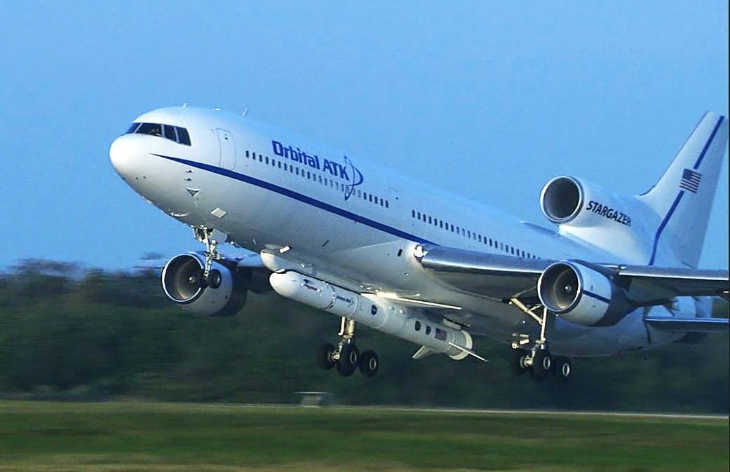 Rakieta nośna Pegasus XL z satelitami CYGNSS podczepiona pod samolotem L-1011. Fot. NASA