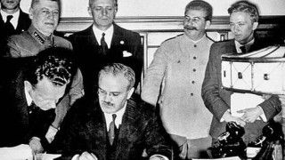 Podpisanie paktu Ribbentrop- Mołotow, fot. Wikipedia