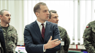 Fot. Podsekretarz stanu w MON Tomasz Szatkowski w trakcie ćwiczeń Zima 17. Fot. Centrum Symulacji i Gier Wojennych ASzW