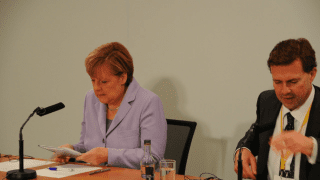 Angela Merkel i Steffen Seibert, fot. Heinrich-Böll-Stiftung, Flickr (CC BY-SA 2.0)