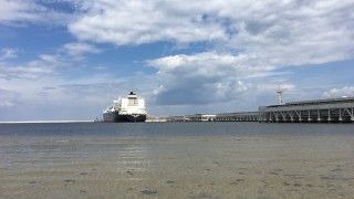 Pierwsza dostawa amerykańskiego LNG do Polski. W tle nabrzeże terminalu w Świnoujściu. Fot. Energetyka24