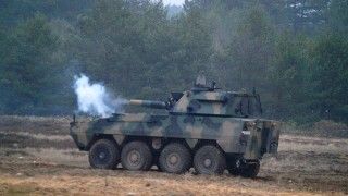 W przypadku klasycznego ognia moździerzowego 2-osobowa obsługa wieży Raka jest w stanie prowadzić ogień z tempie 6-8 strzałów na minutę. W magazynie automatu ładowania w wieży mieści się zapas 20 granatów, a kolejnych 26 umieszczonych jest w magazynie w kadłubie podwozia. Fot. Jerzy Reszczyński