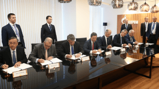 Podczas trwającego Wschodniego Forum Ekonomicznego we Władywostoku została podpisana umowa dotycząca budowy gazociągu Nord Stream II. Jej sygnatariuszami są Gazprom, Shell, OMV, E.ON, BASF / Wintershall oraz francuski Engie. Fot. Gazprom.ru