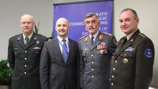 Od lewej ppłk Johan van de Spoel, dyrektor Centrum Eksperckiego Komunikacji Strategicznej NATO Janis Sarts, generał Hans-Lothar Domröse i pułkownik Eriks Naglis dowódcy NATO Force Integration Units na Litwie / fot. jfcbs.nato.int