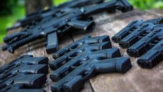 Pistolet maszynowy CZ Scorpion EVO3 (po lewej) oraz zestaw karabinków szturmowych CZ Bren 2 (w środku i po prawej). Fot. Defence24.pl