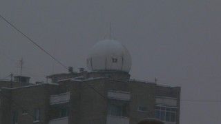 Zagadkowa instalacja na dachu wieżowca w sąsiedztwie ambasady RP w Moskwie, zapewne przeznaczona do przechwytywania łączności placówki. Fot. Paweł Piotrowski.