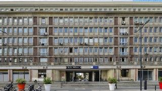 Budynek przy pl. Powstańców Warszawy 1, w którym znajduje się siedziba KNF / fot. Wikipedia