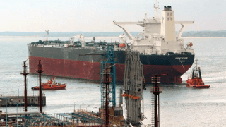 Tankowiec w gdańskim naftoporcie. Fot. naftoport.pl