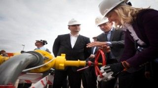 Minister Budzanowski przyglądał się procedurze zapalenia flary na odwiercie Komorze - fot. Sebastian Rzepiel / Ministerstwo Skarbu Państwa.