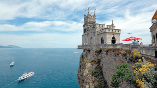 "Jaskółcze Gniazdo" nad Morzem Czarnym. Jedna z najbadziej charakterystycznych budowli na Krymie. Fot. Wikipedia