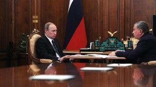 Prezydent Rosji, Władimir Putin, omawia sytuację na rynkach naftowych z Prezesem Rosnieftu, Igorem Sieczinem. Fot. Kremlin.ru