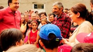 Prezydent Saakaszwili spotkał się z mieszkańcami Lapankuri położonej niedaleko granicy z Dagestanem. To w jej pobliżu trwała akcja przeciwko "nieokreślonej grupie zbrojnej"- fot. president.gov.ge