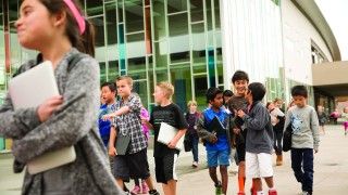 Dzięki dostępowi do sieci, najmłodsi mogą się uczyć i twórczo rozwijać. Warto jednak uczyć ich zasad poufności czy zasad ochrony danych osobowych.