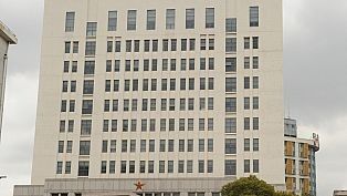 Zlokalizowany w Szanghaju budynek, w którym ma znajdować się jednostka wojskowa prowadząca operację w cyberprzestrzeni. (fot. itp.com)