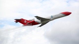 Boeing 727-200F w konfiguracji dla przedsiębiorstwa Oil Spill Response podczas pokazu w locie na Farnborough 2016, fot. Andrzej Hładij/Defence24.pl