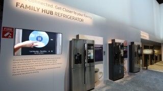 Inteligentne lodówki często są wyposażone w łatwe do złamania systemy operacyjne ( fot. Samsung materiały prasowe)